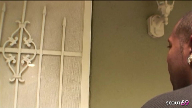 Full porn collection: Руда мамка Мей з надзвичайно волохатою пиздою трахається з чорним чудовищним членом