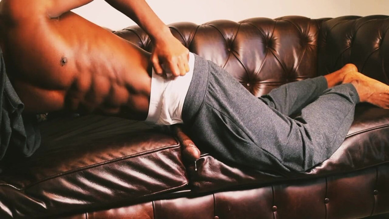 Closecoconut: Masculine Man Masterbates tare pe canapea