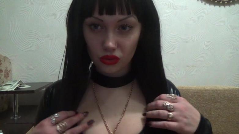 Goddess Misha Goldy: Ton argent durement gagné est entre mes mains maintenant !! Loser...