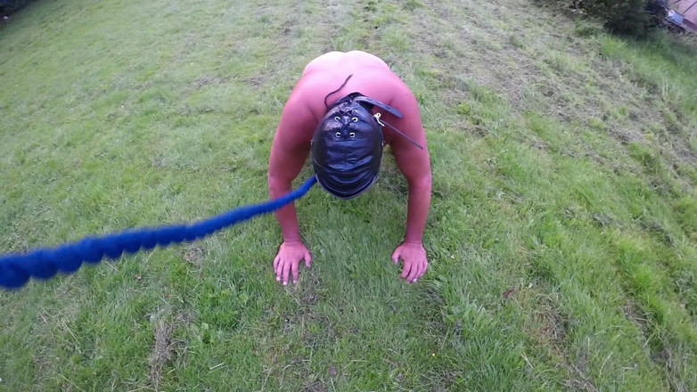 MrsPigHole: Mrspighole si maschera sul buchetto per una passeggiata, tirando le...