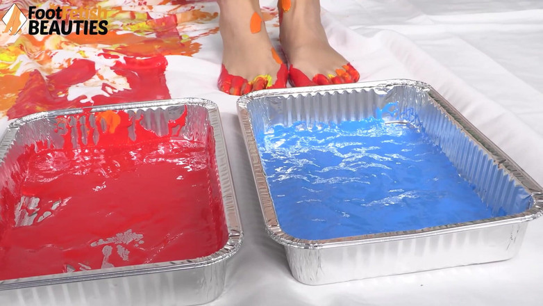 Foot Fetish HD: Si rambut coklat Diva menyalut kaki dan tangannya dengan cat...