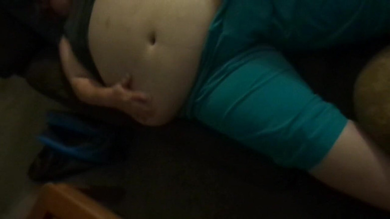 BBW nurse Vicki adventures with friends: Mijn dikke buik voor je wrijven