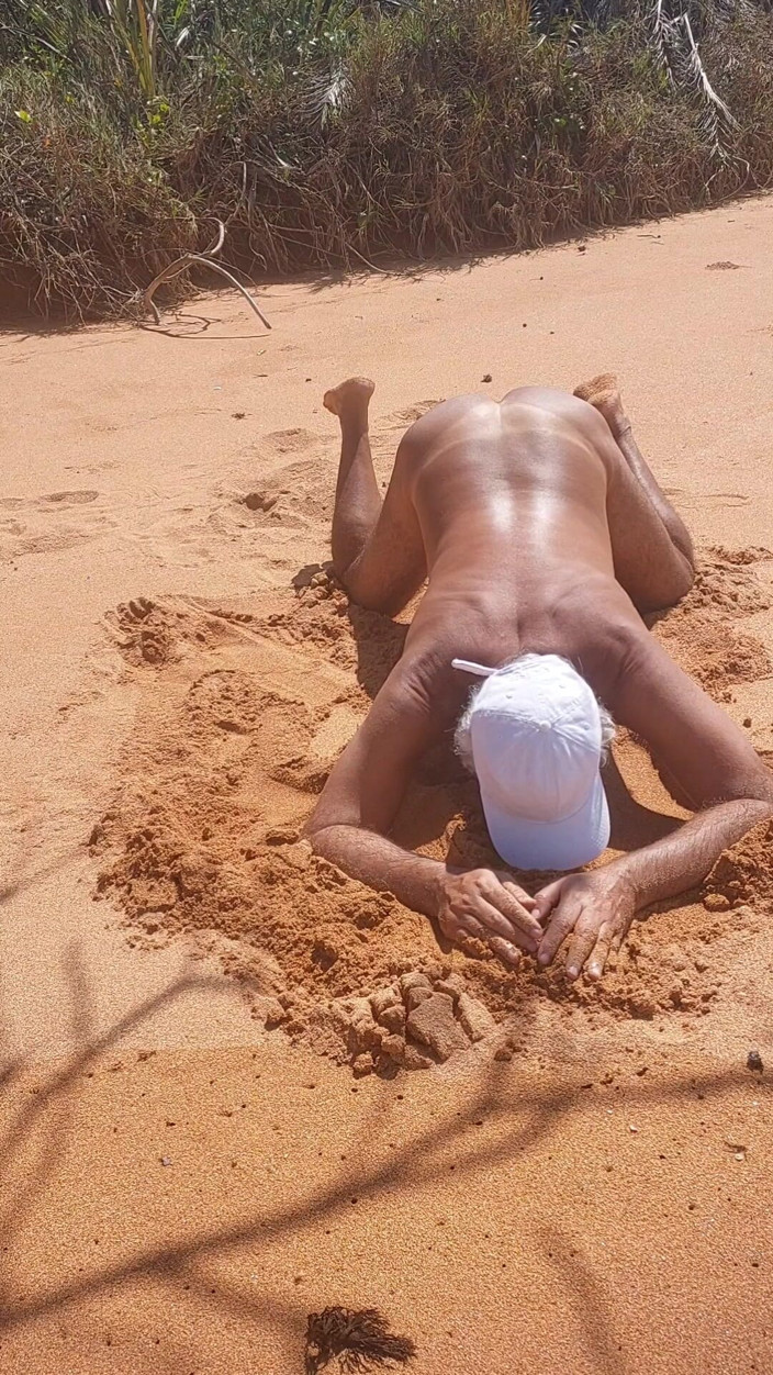 Ladysilvas: Ladysilva nuda sulla spiaggia Vieni a scopare il mio culo...