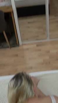 Mollige mit einem super dicken arsch in zerrissenen jeans lutscht und fickt