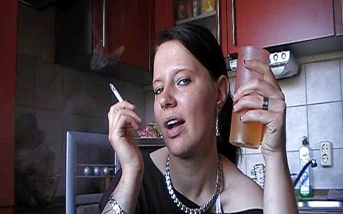 Sinika Skara: धूम्रपान और मूतना