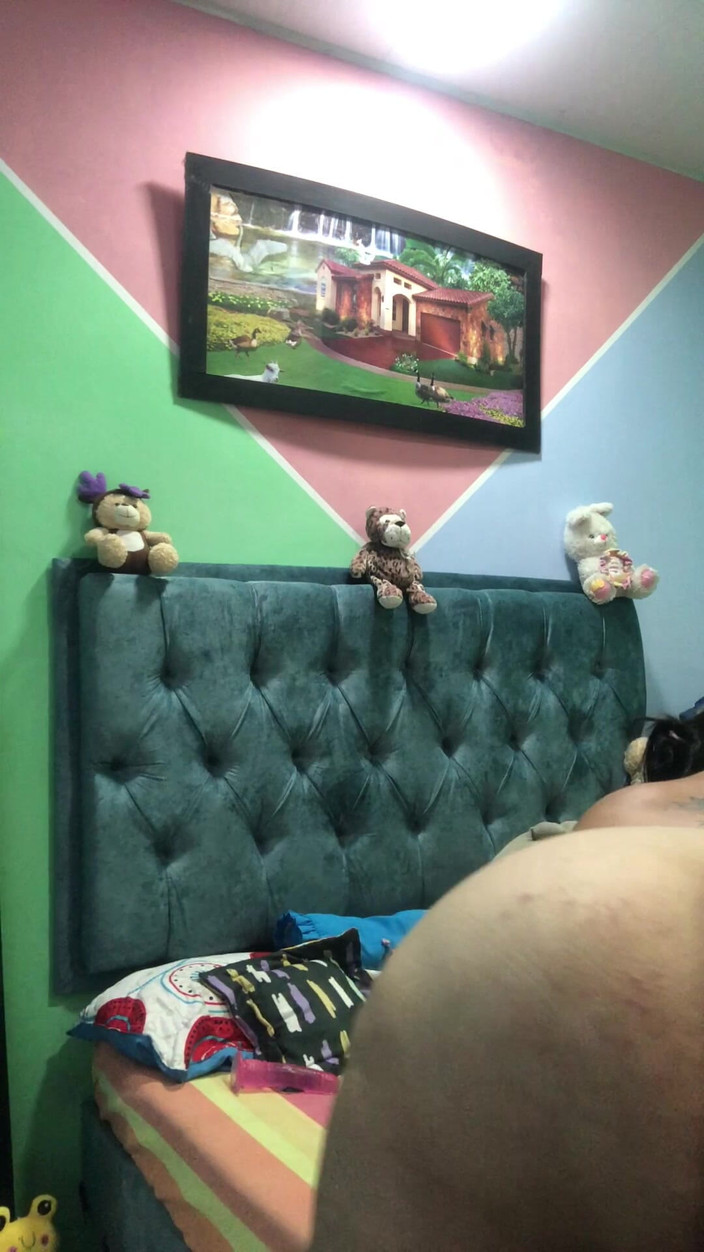 Lexly_16: メデジン出身の非常に淫らなラティーナが自慰行為をし、継父に動画を送る