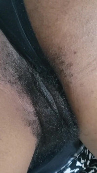 Caliente esposa coño grande y peludo coño de cerca cargando