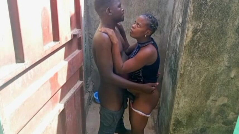 Pornsexlive: Vecină africană într-un colț