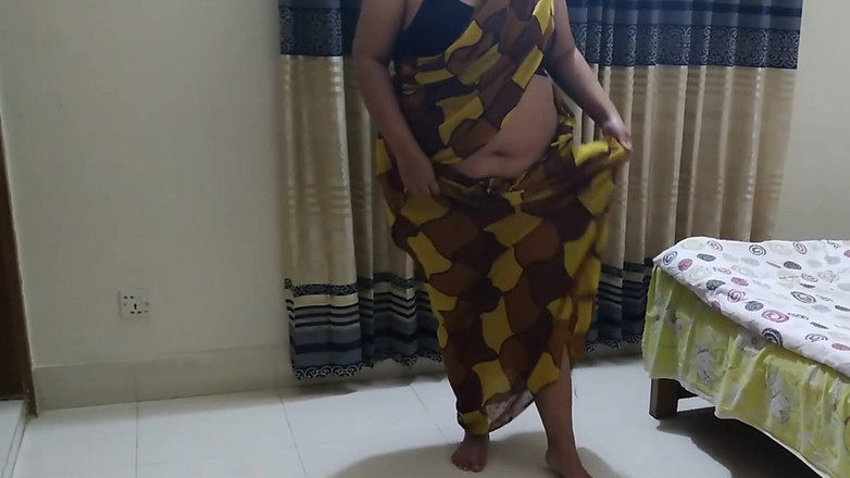 Aria Mia: Bà dì nóng bỏng Moti Gand Wali Tamil được người lạ đụ...