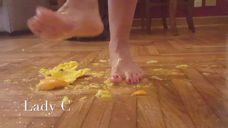 Lady Claudia: Crushing oranges