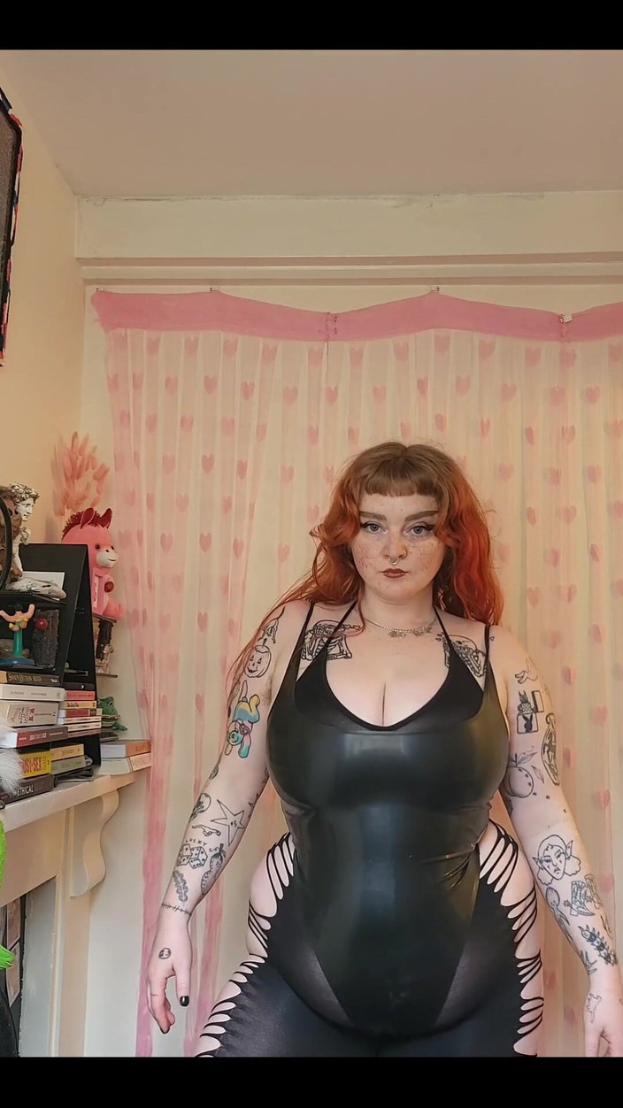 Bunny Royle: Remuer. Tu aimes me voir dans mon body sexy en...