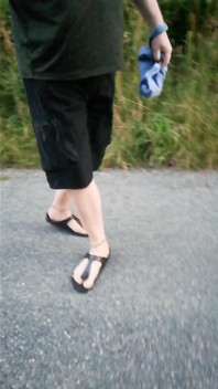 'S Ochtends eropuit met nylon voeten in Birkenstocks