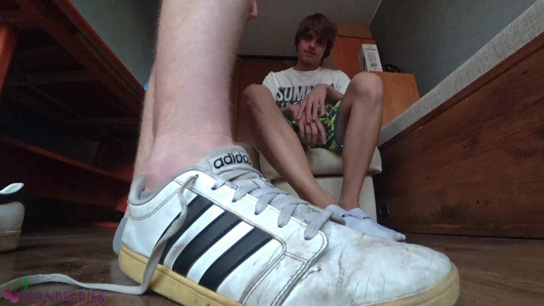 Ethan Alex: Scarpe da ginnastica, calze e piedi nudi- due padroni ti...