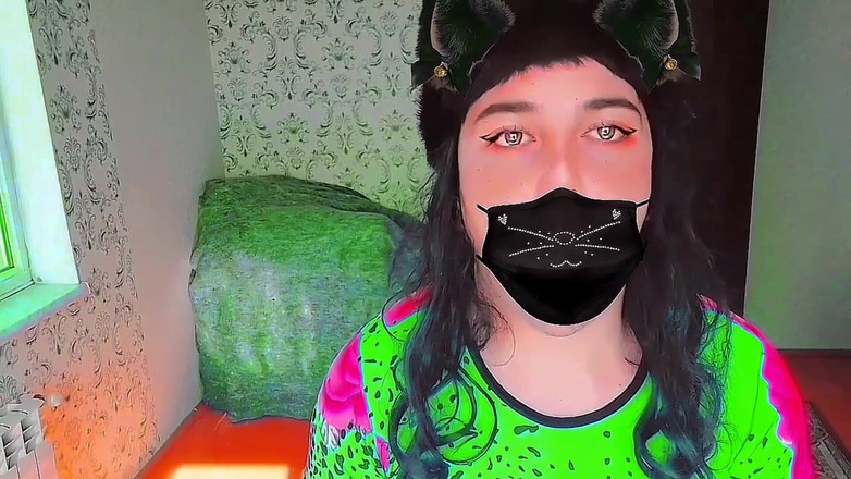 Kitty_Cross: Deslumbrante Femboy rindo enquanto se move sedutoramente hoje à noite