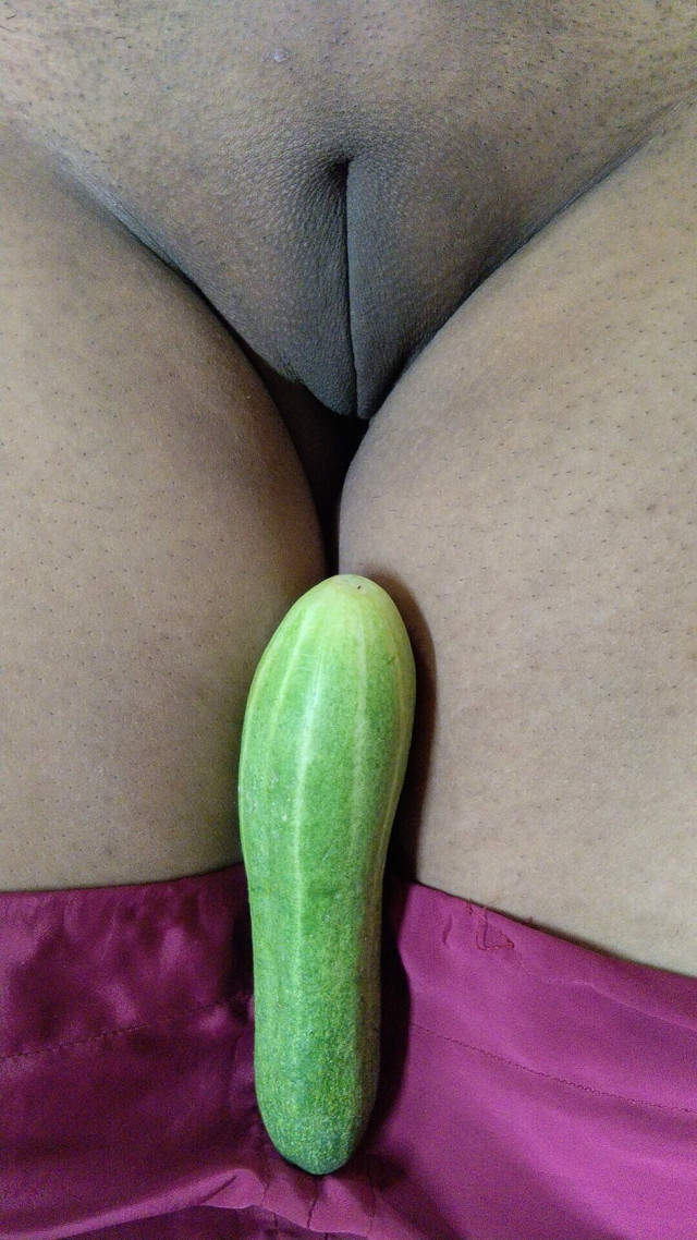 Desi Saira Bhabhi Cucumber in Pussy Close-up Masturbation (Saira455)