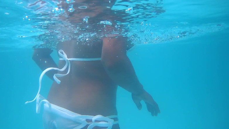 Horny_Bong: Indian Desi Couple Hot Moments at Hotel Swimming Pool