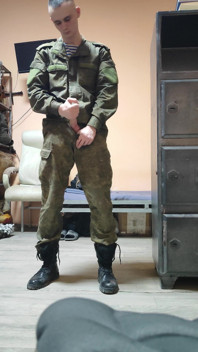 Il ragazzo dell'esercito sborra