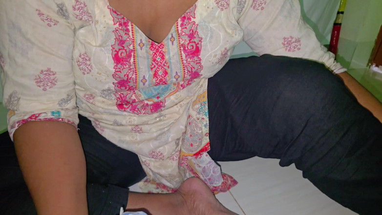 sweetpriya01: mainne sundar naukraani ko kamre men akele choda aur vah...