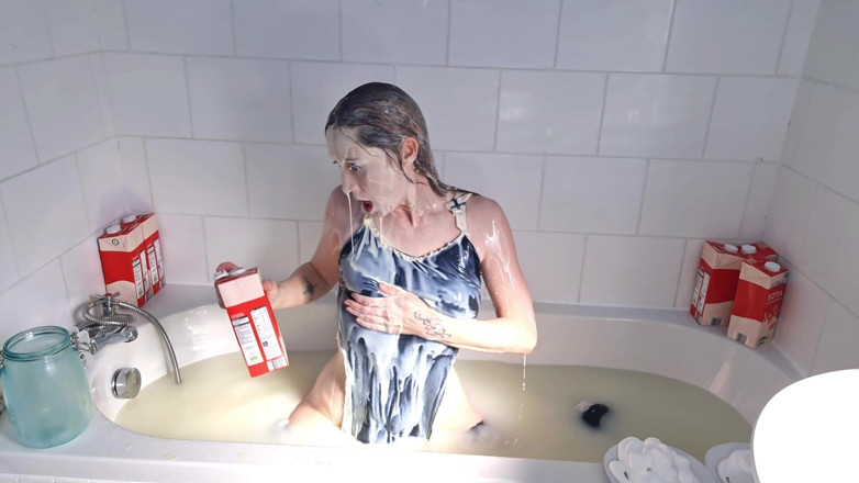 Lily kink: Wam: Freira Mal Comportada Leva Batismo De Banho De Leite