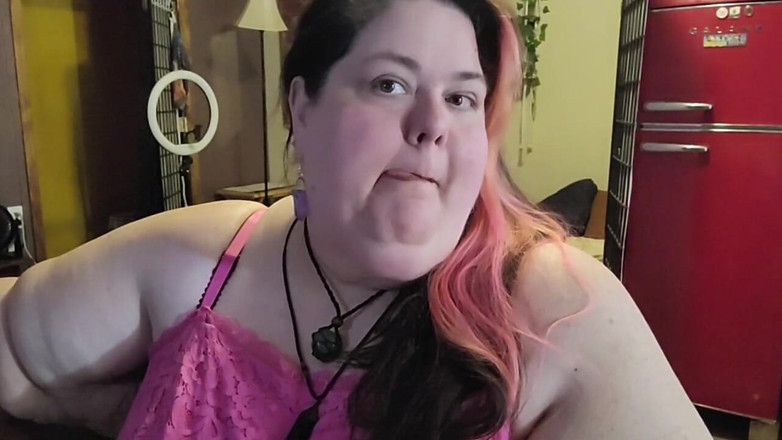 Kitty Delgato: SSBBW kouří při hraní s mým krkem a masivními pažemi