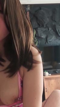 Sexig brunett i Hello Kitty-outfit ger både blowjob och handjob.