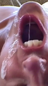 หนึ่งในหนุ่มเย็ดหมู่สามคนปล่อยน้ําเงี่ยนบนรองเท้าส้นสูงของเธอ เธอเลียสะอาด