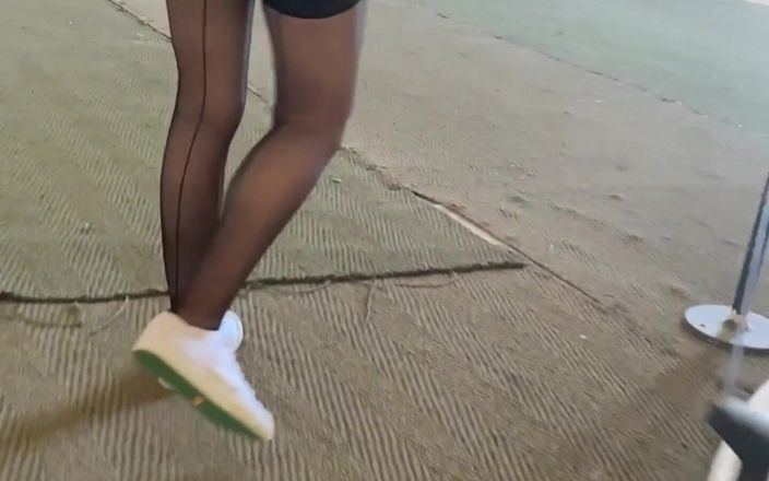 Lady Oups exhib &amp; slave stepmom: Mikro etekli ve seksi çoraplı teşhir