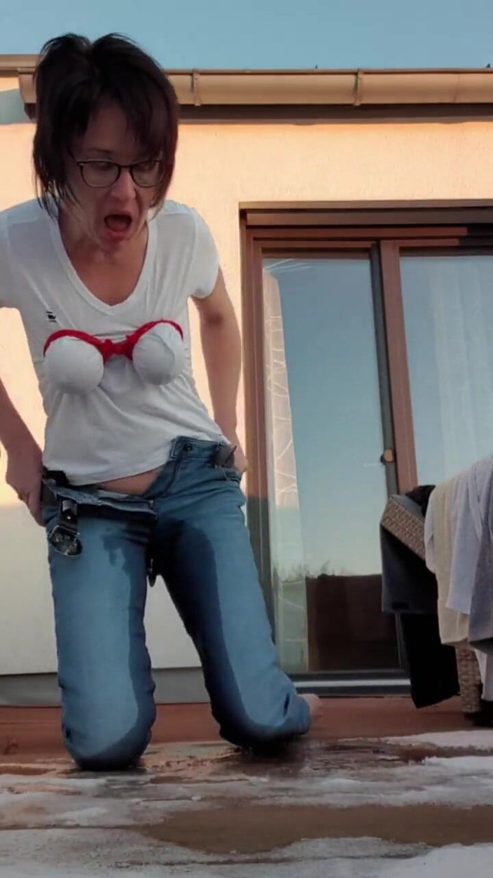 JulieEroticDress: Pancutan mani dalam seluar jeans di Balkoni