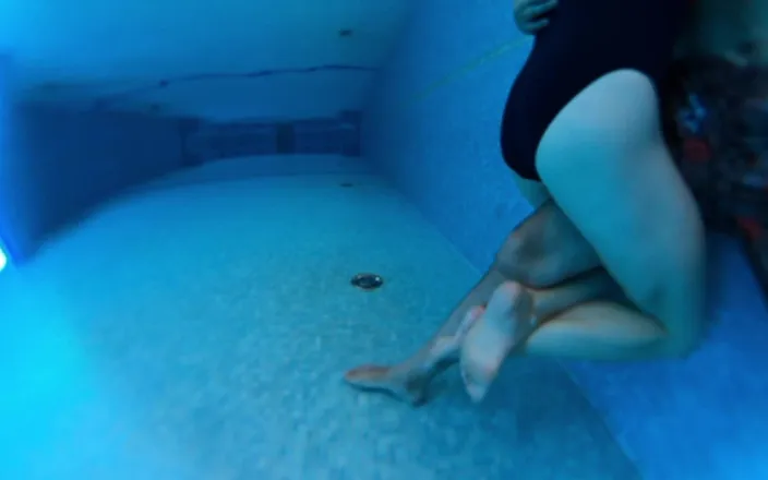 Mature_cunt: Leg humping in a pool