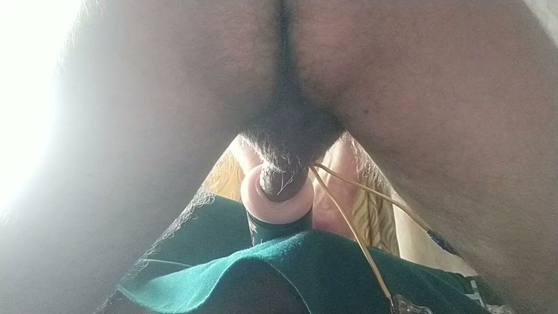 Hot guy solo: 가짜 전기 보지를 거칠게 따먹는 발정난 게이, 손전등 안에서 신음하고 사정