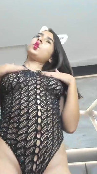 라이브 중임을 깨닫지 못하고 카메라에서 춤을 추는 부드럽고 달콤한 젊은 남자