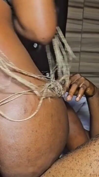 พนักงานเสิร์ฟตูดอวบ