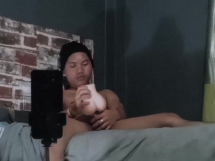 Rouge_eastson: Віддзеркалюю себе, трахаю мою іграшку пизди