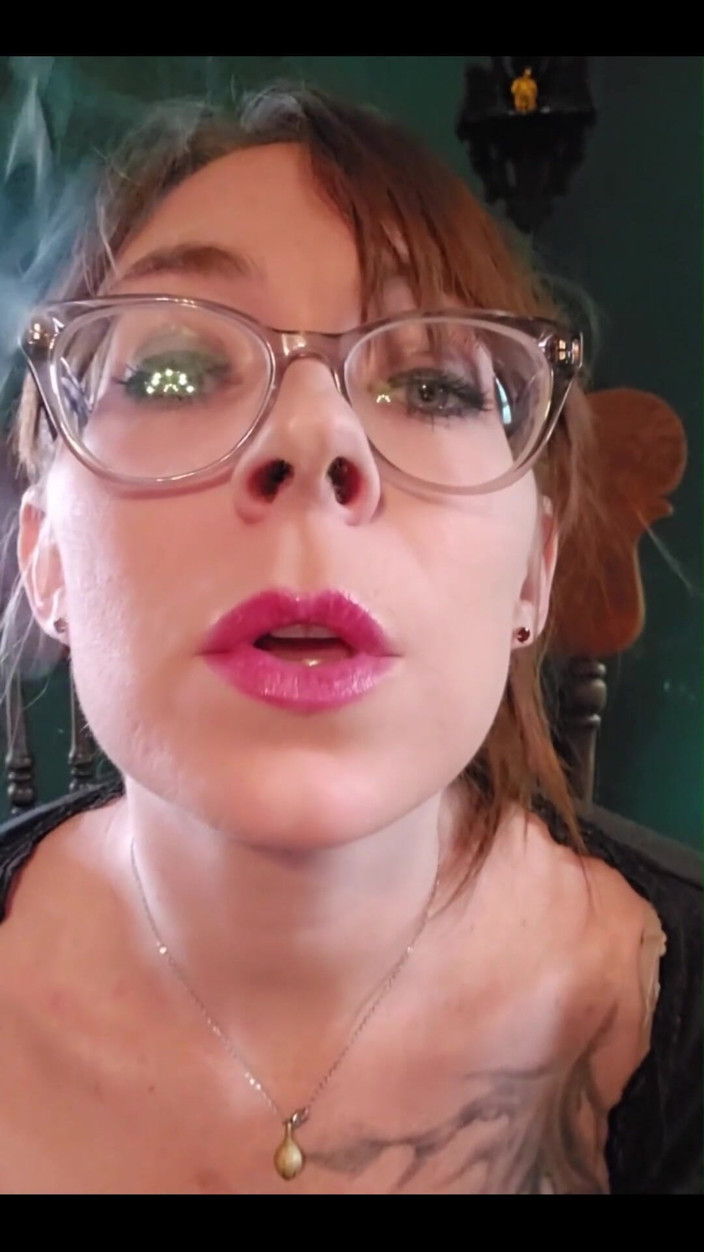 MistressThrope: Ik hou er gewoon van om rook in je gezicht...