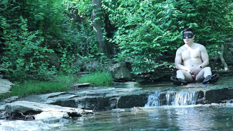 barenakedboy: 滝のそばで体を伸ばし、少しだけプライベートな時間をこっそり取ろうとしている...