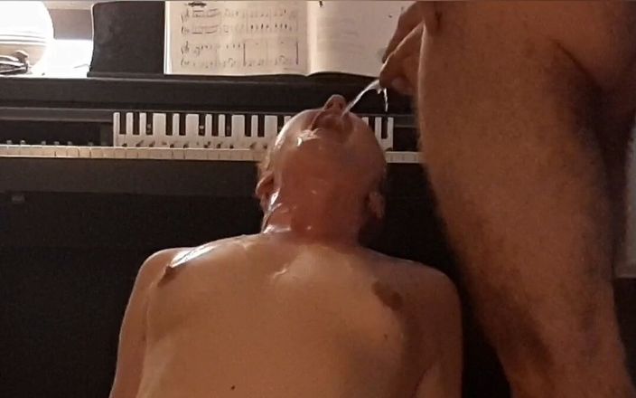 Sexy and masked: Cewek itu lagi asik kencing sampai kering