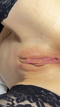 Buze roșii ciorapi negri joc anal profund cu jucărie și orgasm intens cu vibrator clitoris