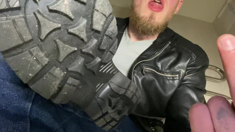 Hunky time: Skórzany szef pali