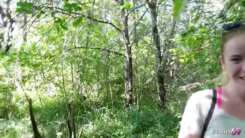 Scout69: Duits roodharig meisje met groene ogen praat met risicovolle openbare...