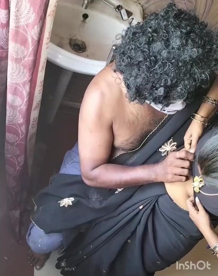 Funny couple porn studio: Pasangan tamil lagi asik nyepong kontol romantis