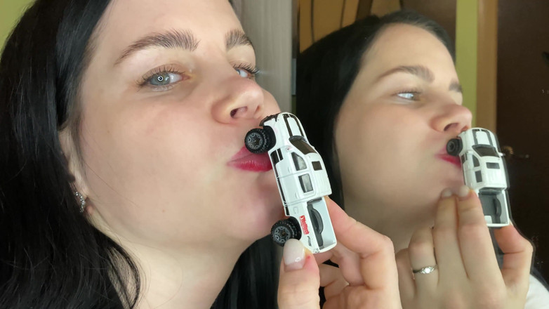 Anna Sky: Giantess eats gummy bears and a toy. 4K