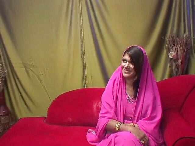 Best Butts: सोफे पर मस्त स्तन वाली भारतीय रंडी सख्त लंड उड़ाती है और उसे चोदती है