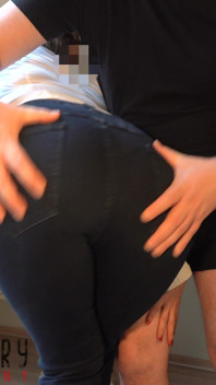 Sexy MILF v těsných džínách Bubble Butt Výprask a Cum v džínách uctívání