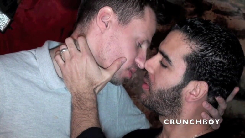 Crunch Boy: Puta francesa utilizada por curiosos árabes heterosexuales