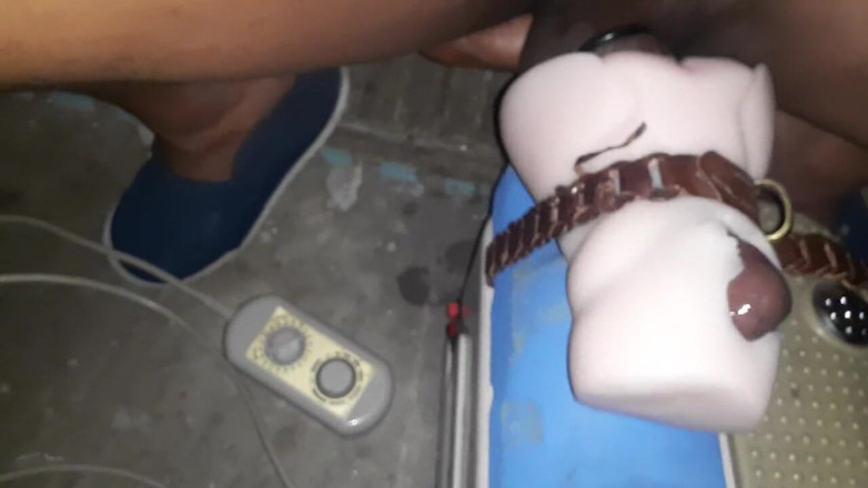 Batbunz: Grosse éjaculation par une machine à chatte de poche