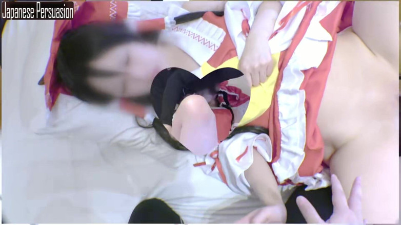 Asian happy ending: Reimu 신사 처녀 역할 Angle2를 연주하는 동안 그녀의 조용한 매력을 보여주는 날씬한 다우너 스타일 코스플레이어2