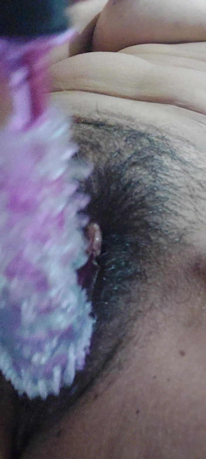 Renatinharj: È rimasta nuda e si masturba con un dildo nella...