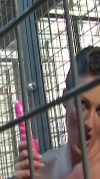 La troia bionda in gabbia prende la figa sgocciolante in calze a rete