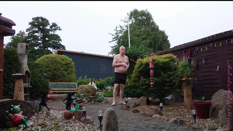Carmen_Nylonjunge: Fat man in the front yard 1, swimming trunks