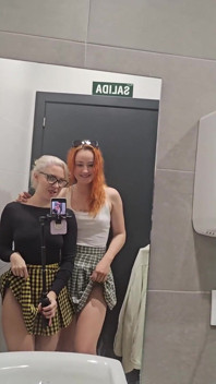 Pisse dans les toilettes publiques avec mon ami sexuel !